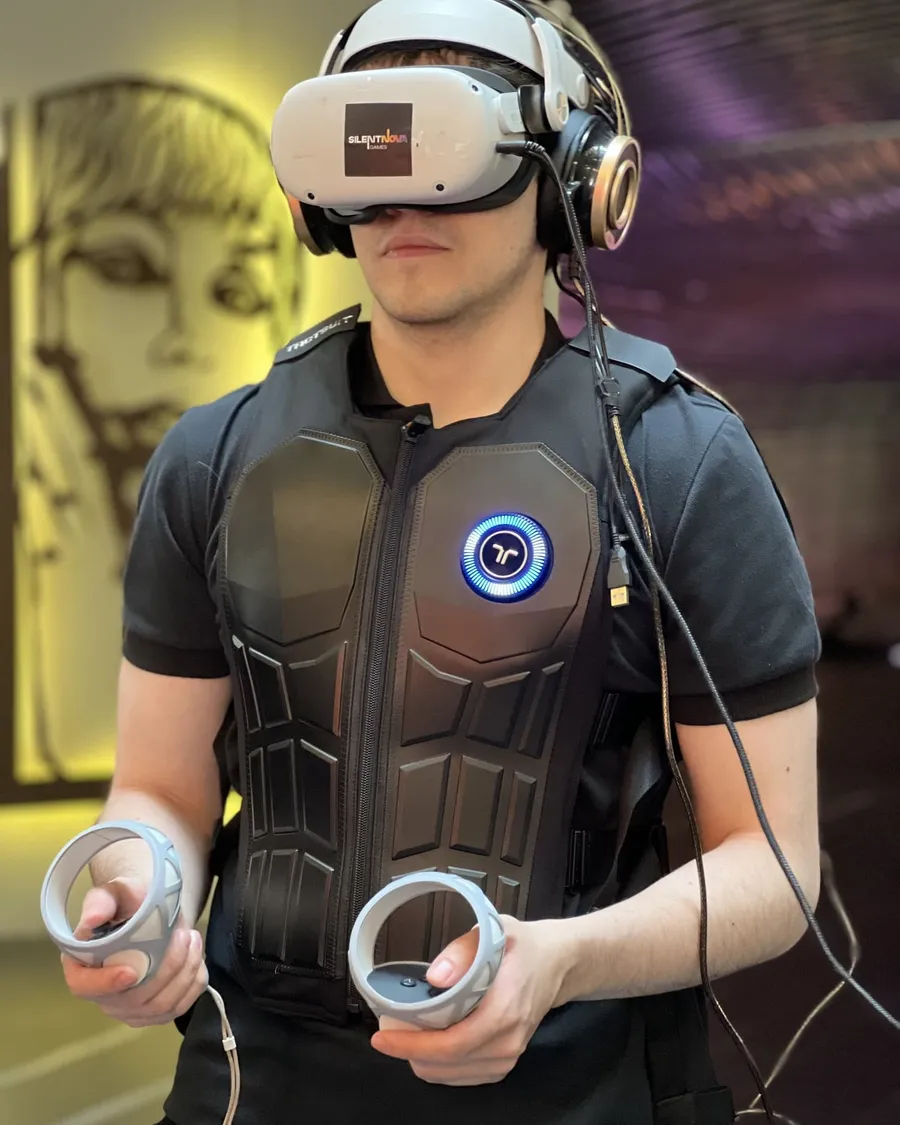 Integrante de Silent Nova con visor Meta Quest y chaleco háptico bHaptics, sosteniendo los controles